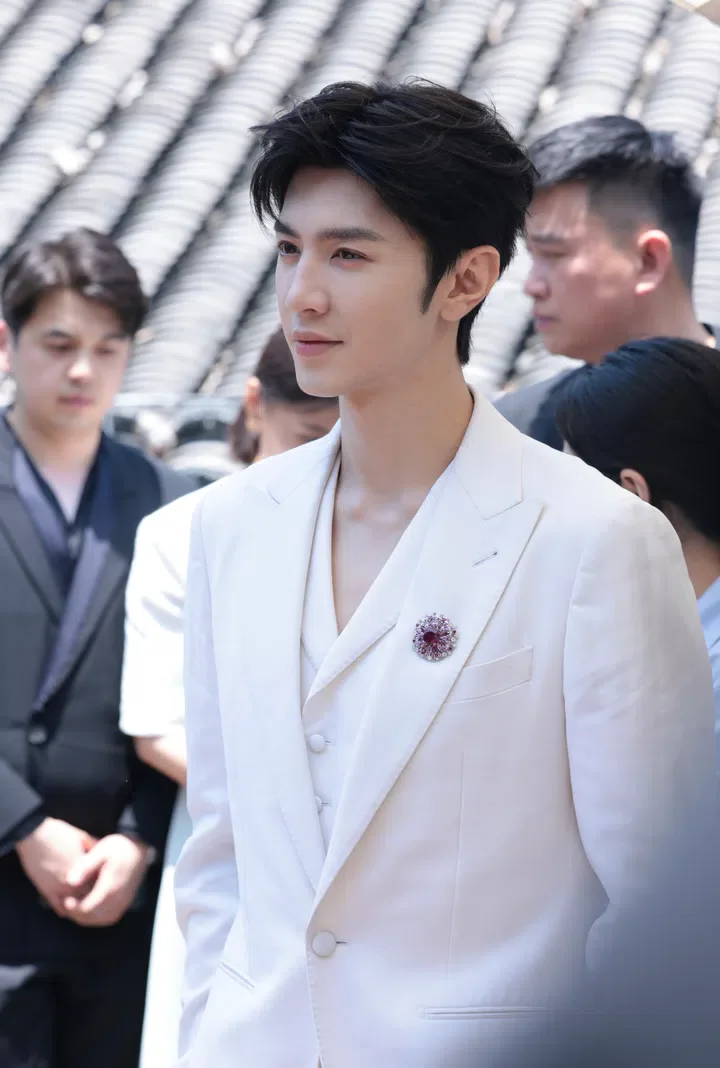 悬疑推理短剧男主角海报